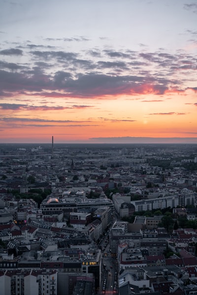 日落时的城市航空摄影